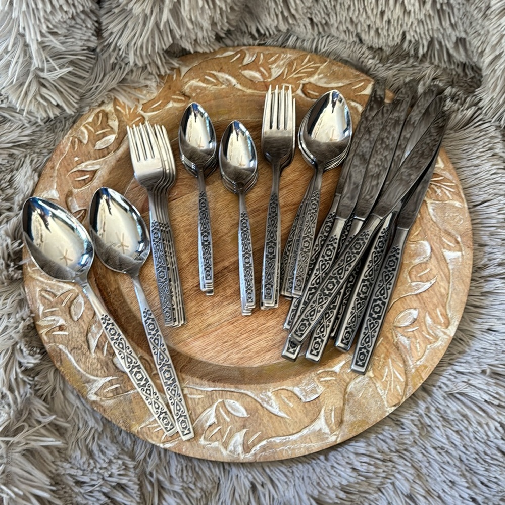 ONEIDA STAINLESS FLATWARE SET PLUS EXTRAS SPANISH MOOD PATTERN EUC